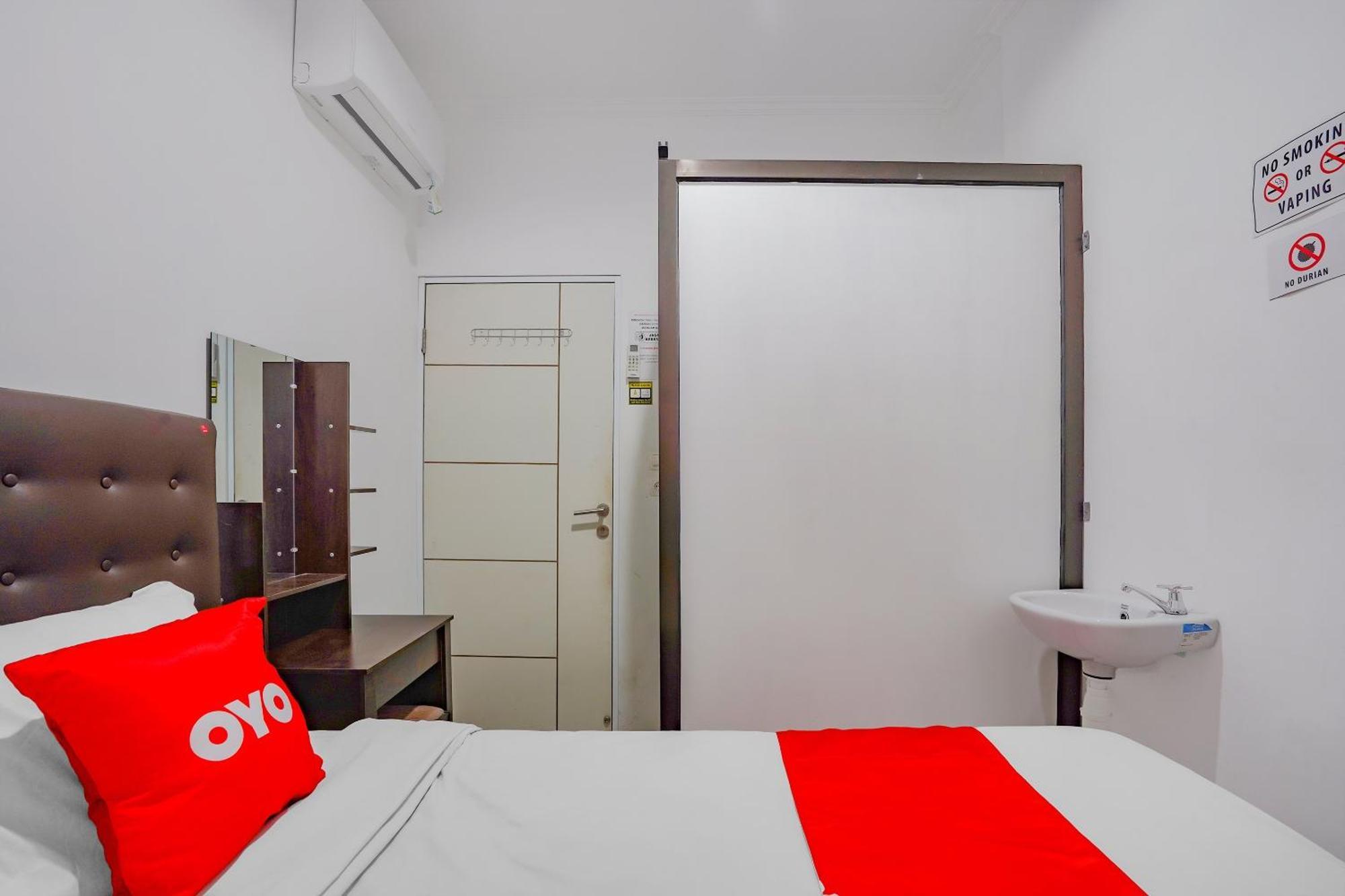 Spot On 90110 A1 Pakis Argosari Hotel Surabaya Eksteriør billede