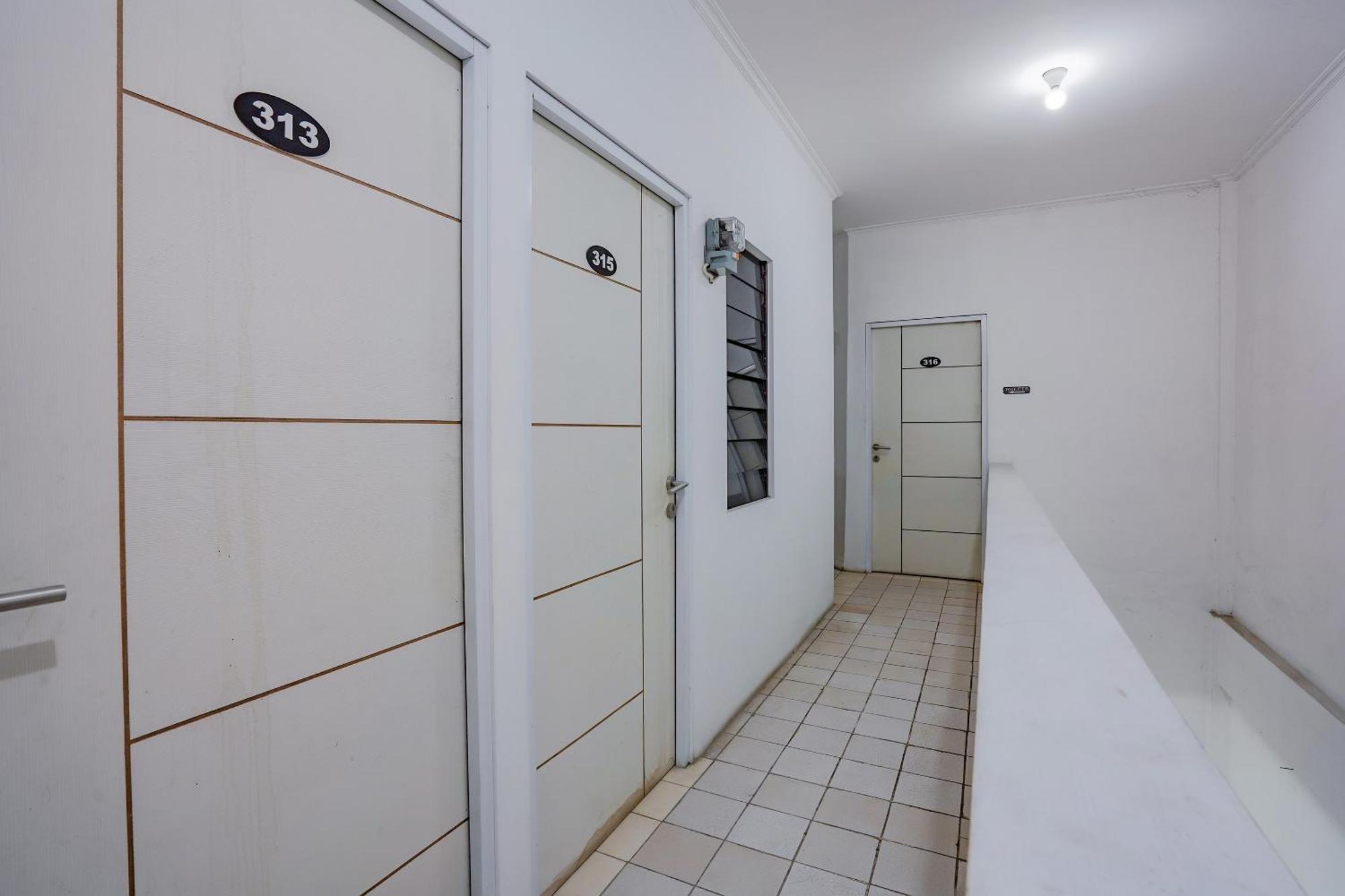 Spot On 90110 A1 Pakis Argosari Hotel Surabaya Eksteriør billede